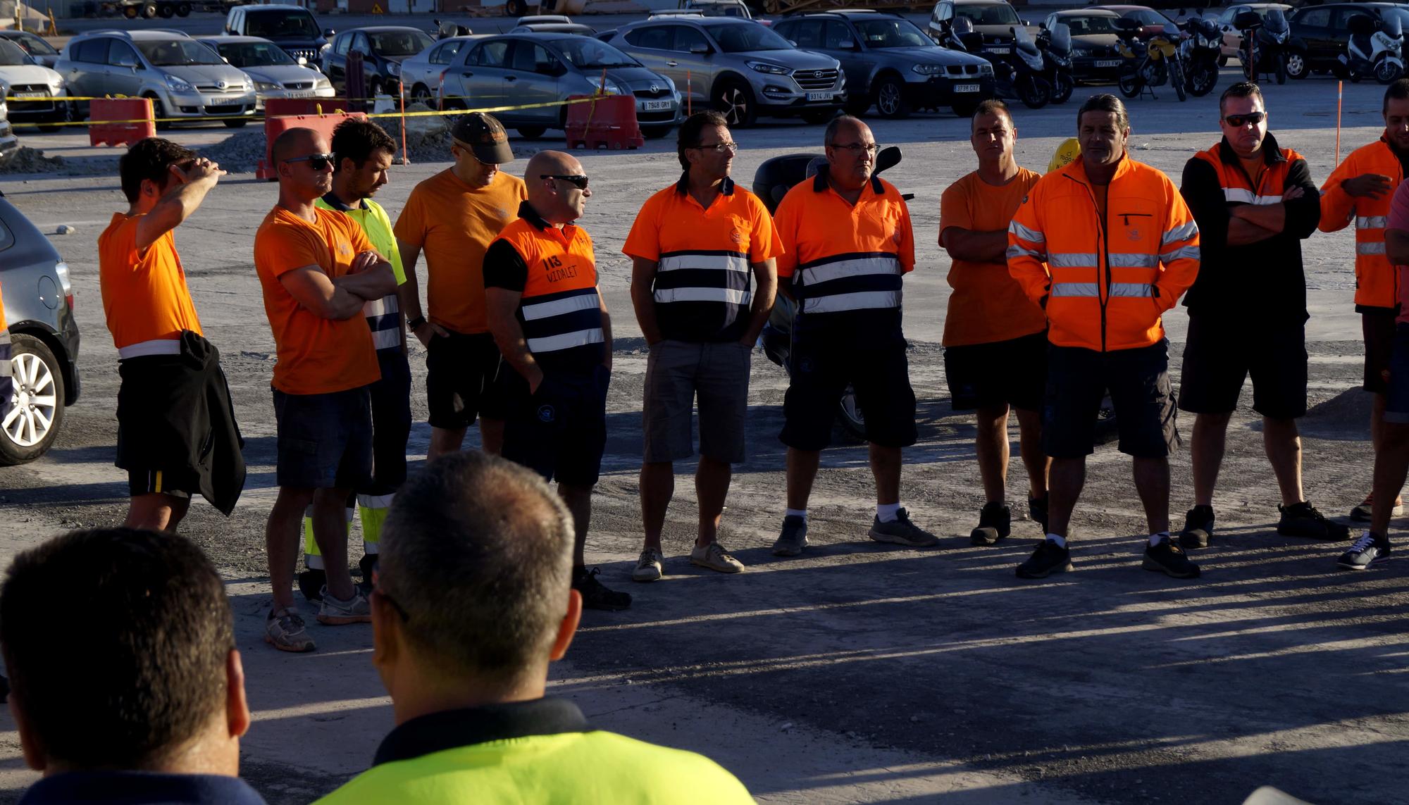 Estibadores reunidos en Alicante.